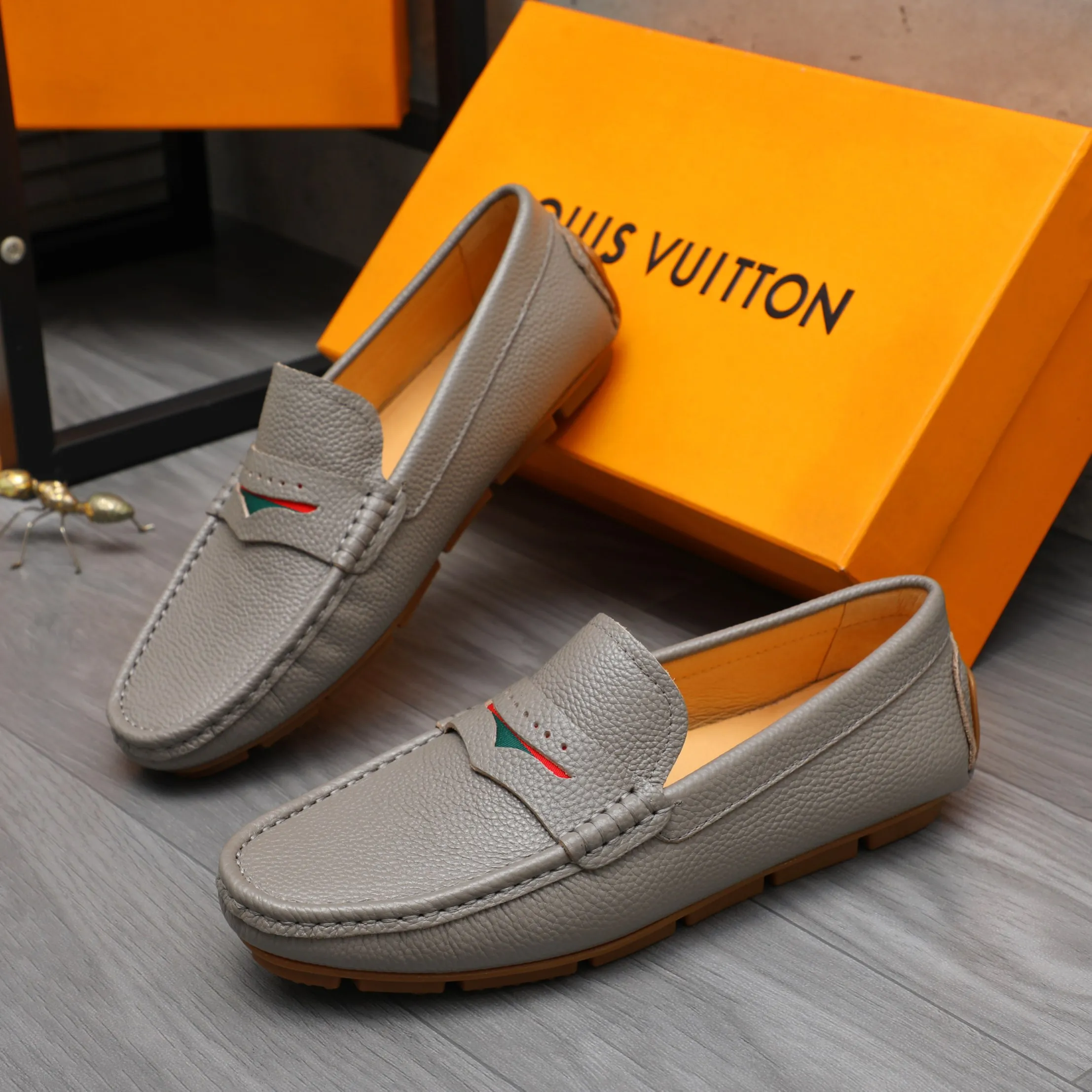 Men's shoes 💰360 Product trademark: LV "Louis Vuitton" casual slip-on men's shoes Regular size: 38-45 Product material: Selected pebbled cowhide upper, pigskin lining, rubber outsole